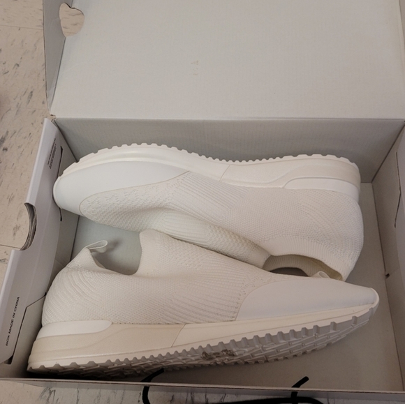 NWOT Aldo White Laceless Sneakers - Picture 6 of 7